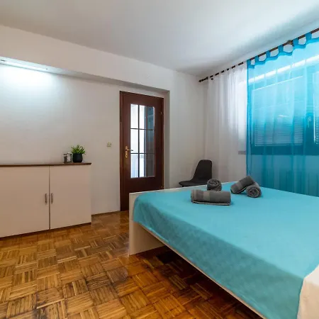 Viki Apartment *